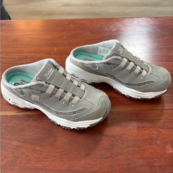 Skechers D'Lites Women’s Gray Slip on Clogs Memory Foam Comfort Shoe Size 6 - Picture 2 of 9